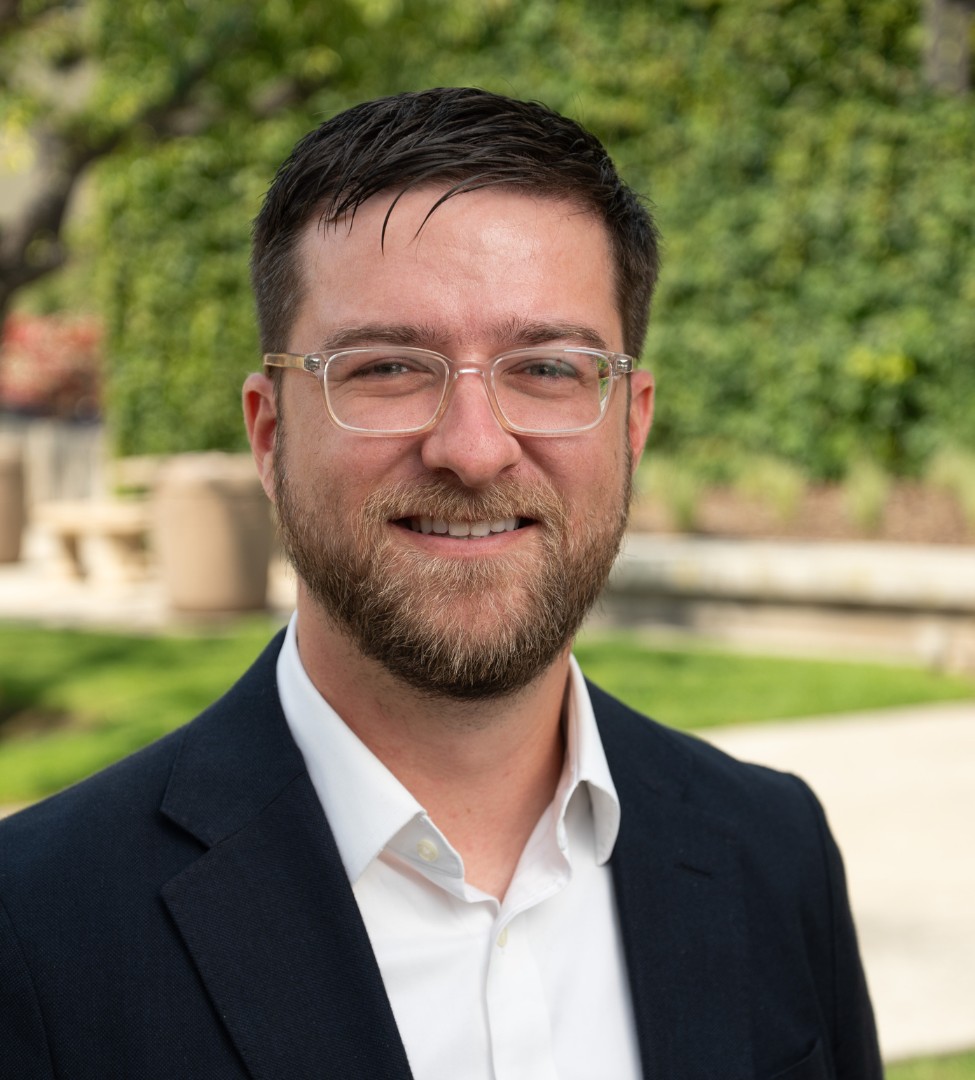 Derek Estes' headshot