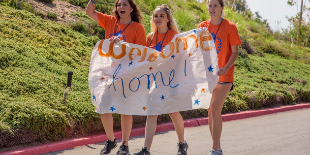 Seaver students welcoming incoming freshmen