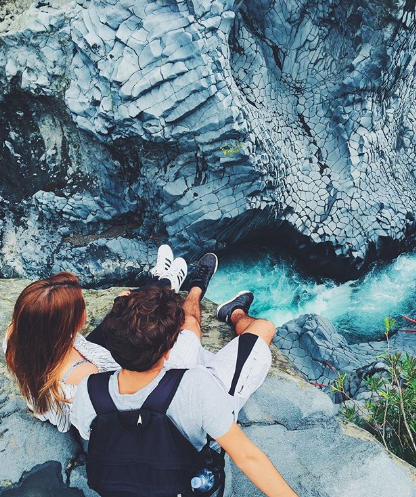 Seaver students overlooking a cliff in Italy