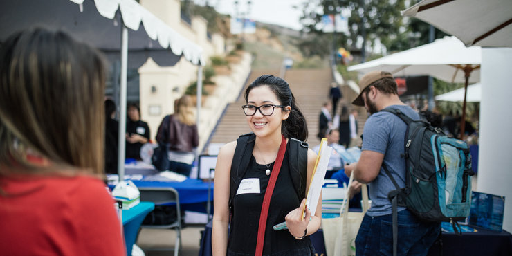 Pepperdine student speaking with recruiter at the Spring Career Expo