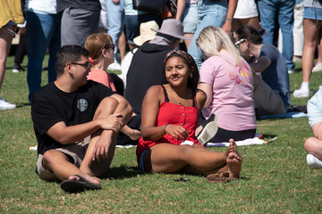 Students sitting on alumni park