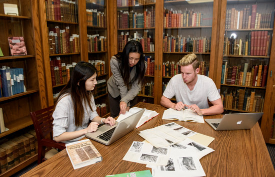 Jennifer Smith tutoring students