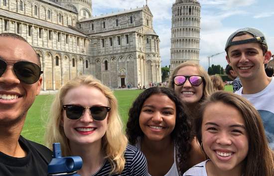 Seaver students in front of the Leaning Tower of Pisa
