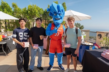 Students posing with Willie the Wave